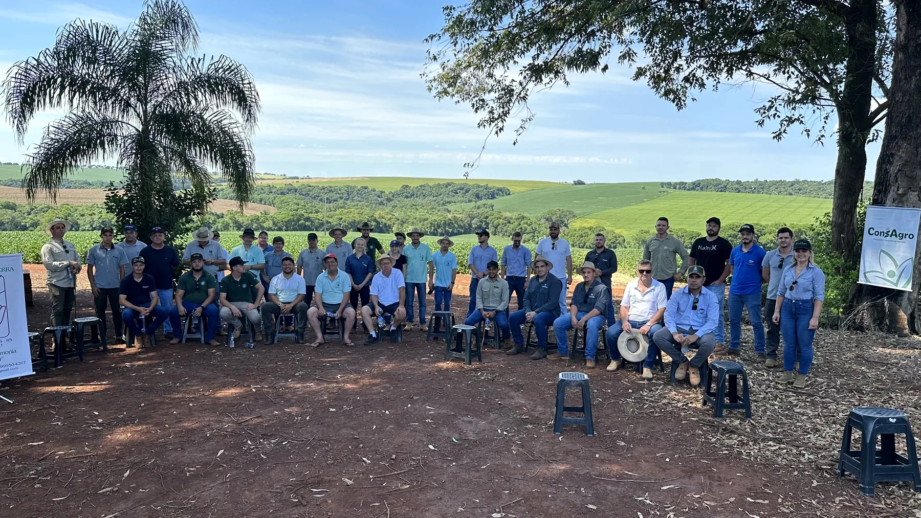 Profissionais reunidos em atividade de campo